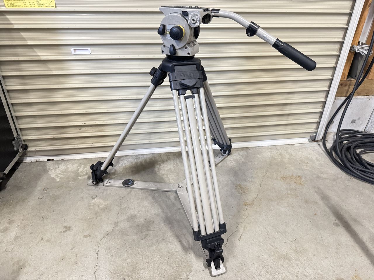 Vinten VB100-AP2 Vision100システム アルミニウム 3段式 Pozi-Loc 三脚 (100mmボール)