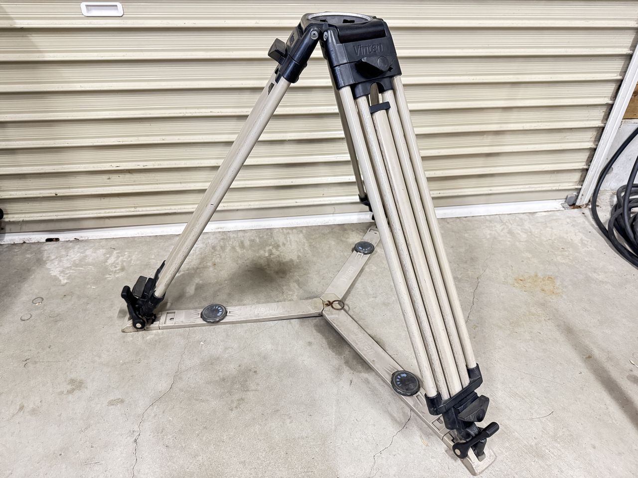 Vinten 3310-3 アルミニウム 3段式トグルクランプ 三脚 グラウンドスプレッダー (100mmボール)