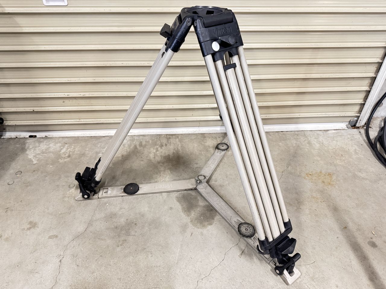 Vinten 3310-3 アルミニウム 3段式トグルクランプ 三脚 グラウンドスプレッダー (100mmボール)