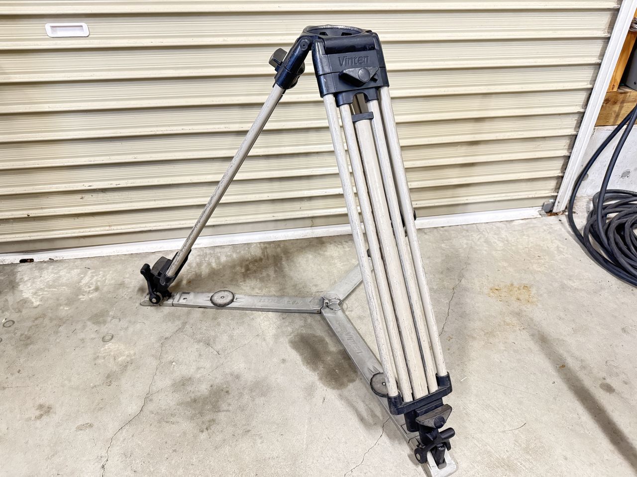 Vinten 3310-3 アルミニウム 3段式トグルクランプ 三脚 グラウンドスプレッダー (100mmボール)