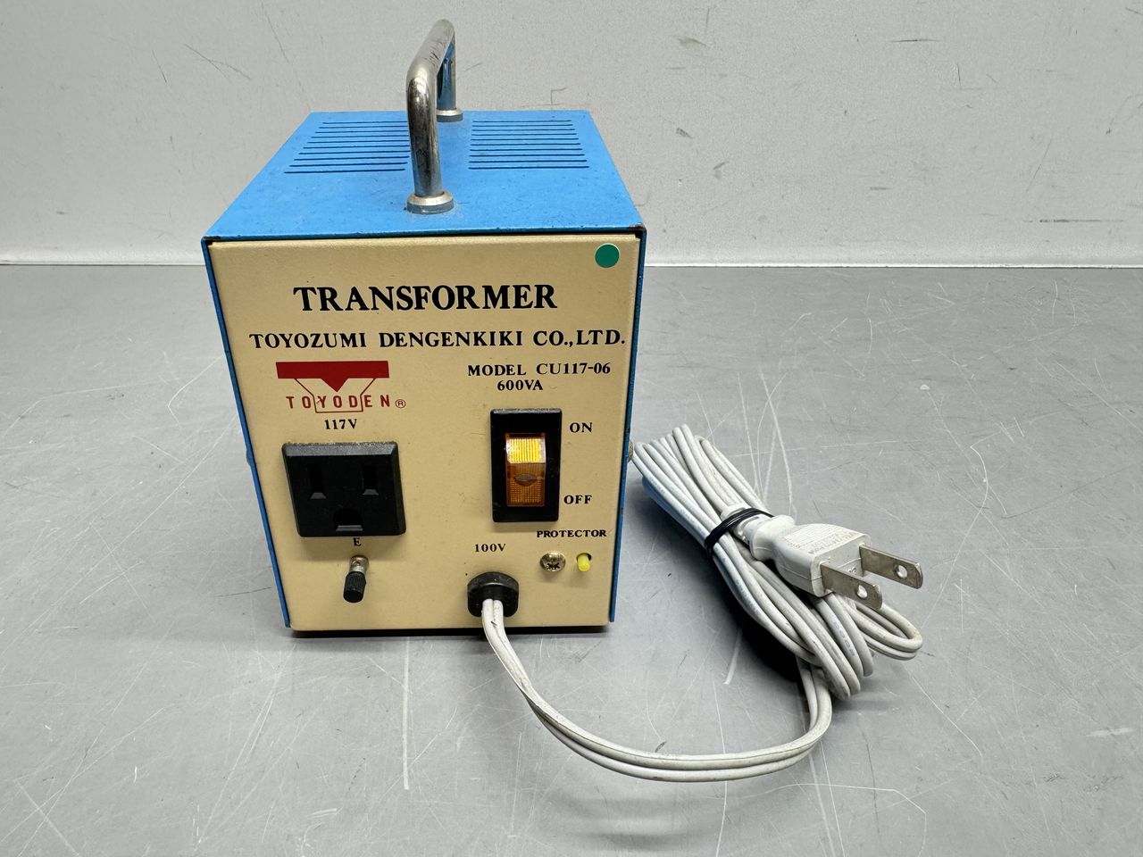 豊澄電源機器 CU117-06 昇圧トランス 117V 600VA | VIVID Online 豊澄電源機器 CU117-06 昇圧トランス 117V 600VA | VIVID Online